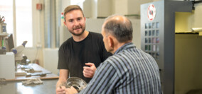 HEULE führt für die Kunden Versuche mit Entgratwerkzeugen durch.  heule-versuchsmaschine-entgratwerkzeuge