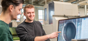 HEULE führt für die Kunden Versuche mit Entgratwerkzeugen durch. heule-versuchsmaschine-entgratwerkzeuge